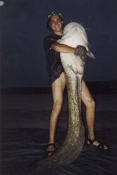 Quái dị những người.. không thích mặc quần ảnh 8