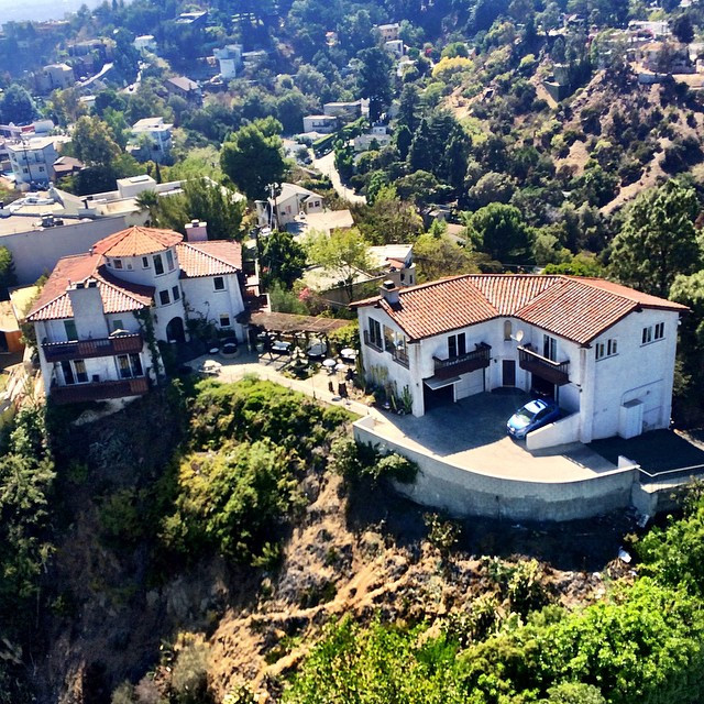 Tay chơi thác loạn khoe siêu xe, siêu vũ khí và dàn mĩ nhân nóng bỏng bị ném đá kinh hoàng ảnh 27