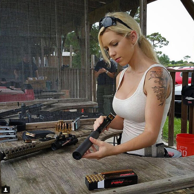 Bỏng mắt với giàn mỹ nhân gợi cảm thích bắn súng ảnh 13