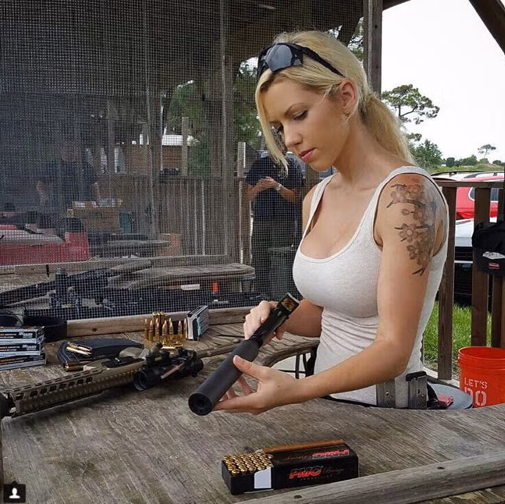 Bỏng mắt với giàn mỹ nhân gợi cảm thích bắn súng ảnh 13