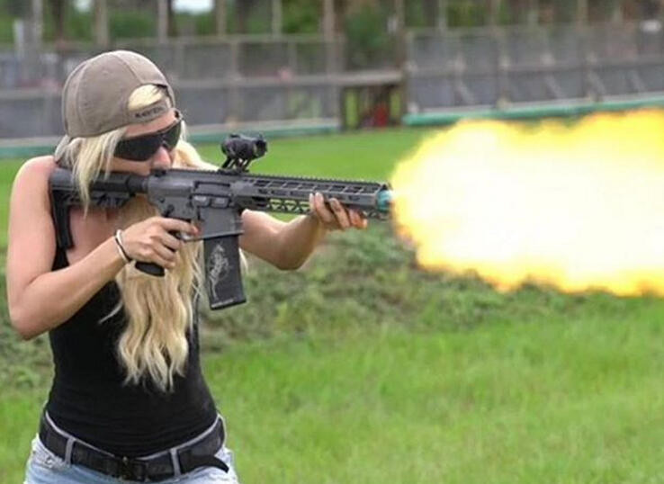 Bỏng mắt với giàn mỹ nhân gợi cảm thích bắn súng ảnh 24