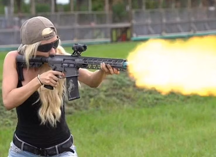 Bỏng mắt với giàn mỹ nhân gợi cảm thích bắn súng ảnh 24