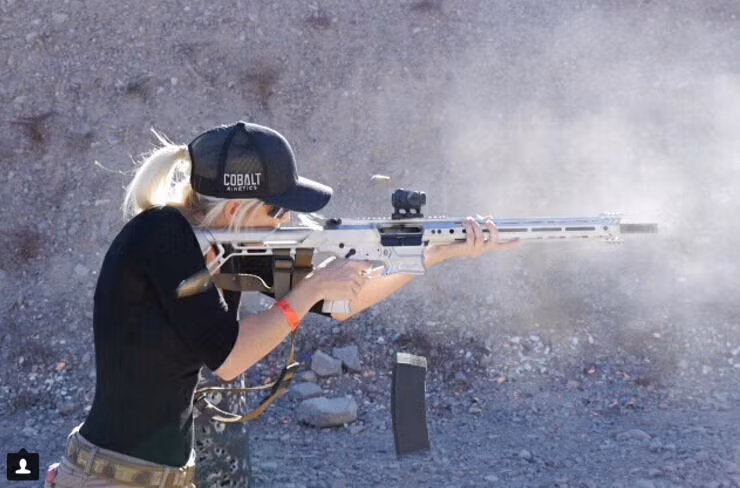 Bỏng mắt với giàn mỹ nhân gợi cảm thích bắn súng ảnh 18