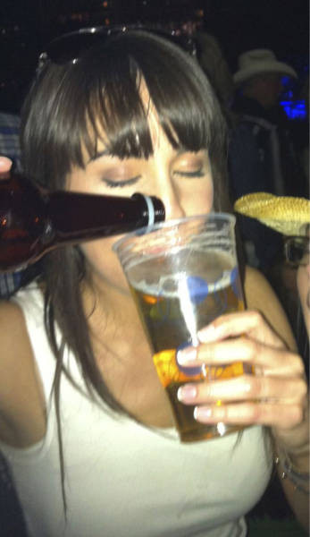 Choáng với những kiểu uống... không giống ai ảnh 15