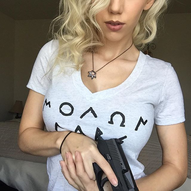 Bỏng mắt với giàn mỹ nhân gợi cảm thích bắn súng ảnh 5