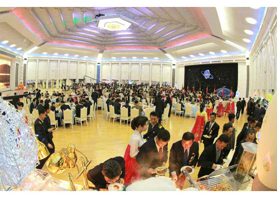  Kim Jong Un mở đại tiệc mừng phóng vệ tinh thành công ảnh 8