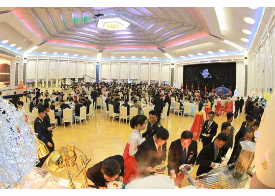  Kim Jong Un mở đại tiệc mừng phóng vệ tinh thành công ảnh 8