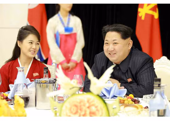 Nhà lãnh đạo Kim Jong Un và phu nhân 