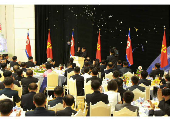  Kim Jong Un mở đại tiệc mừng phóng vệ tinh thành công ảnh 5