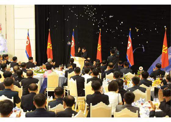 Kim Jong Un mở đại tiệc mừng phóng vệ tinh thành công ảnh 5