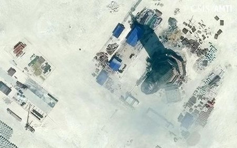 Hình ảnh vệ tinh một số công tình mà Trung Quốc ngang nhiên xây dựng phi pháp trên bãi Subi ở Biển Đông. Ảnh Reuters