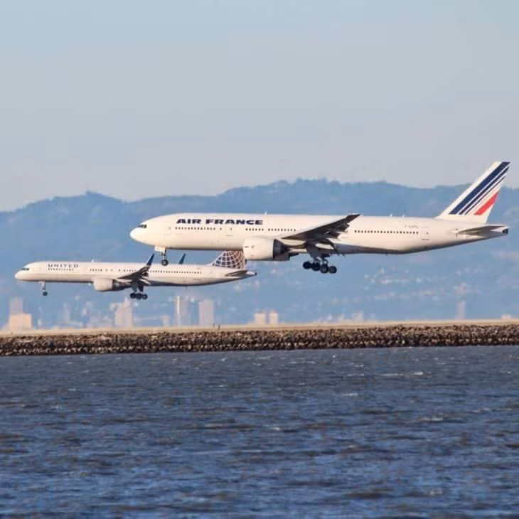 Sơn máy bay màu trắng sẽ tiết kiệm được chi phí (Ảnh: Aircraftcompare)