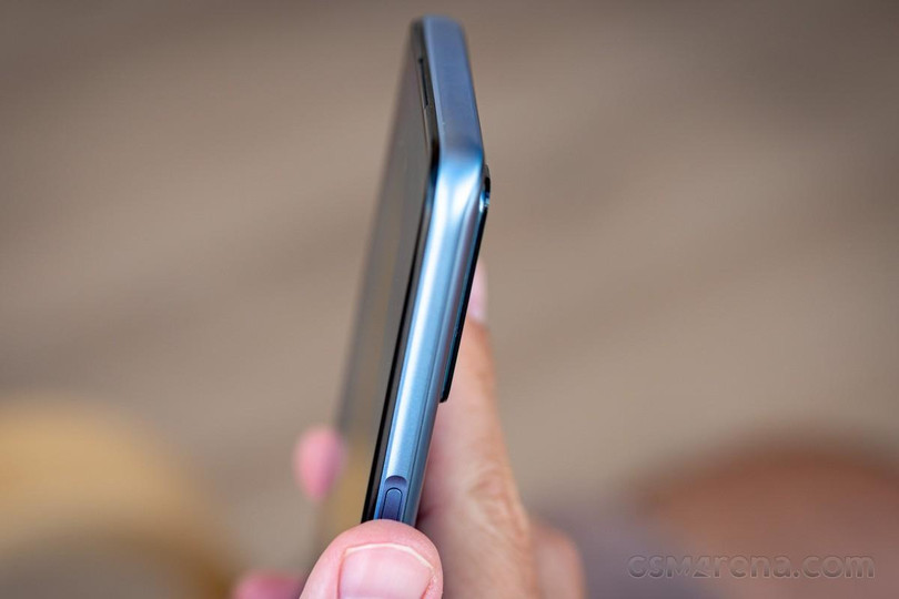 Mặt lưng và khung máy chỉ được làm bằng nhựa (Ảnh: GSM Arena) Mặt lưng và khung máy chỉ được làm bằng nhựa (Ảnh: GSM Arena)