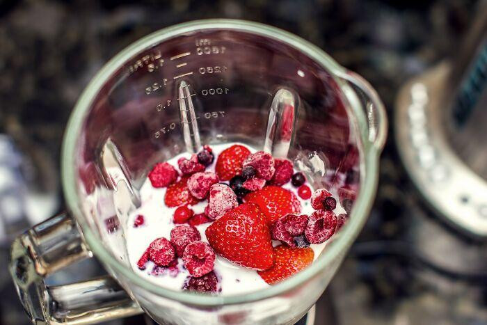 Cách sử dụng máy xay sinh tố đúng cách là bắt đầu với chất lỏng trước rồi mới cho thêm chất rắn. Điều này là do chuyển động tạo ra bởi chất lỏng xoáy kéo nhiều vật rắn hơn xuống dưới và làm cho các cánh quạt hoạt động hiệu quả hơn (Ảnh: Bored Panda)