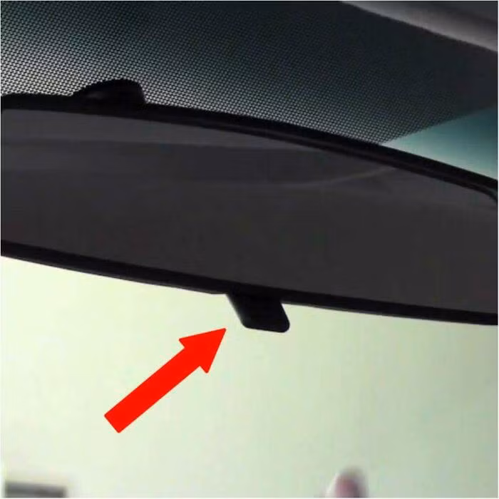 Cách sử dụng gương chiếu hậu đúng cách: Lần tới nếu chiếc xe ở sau bật đèn pha và làm bạn bị chói khi nhìn qua gương chiếu hậu, hãy nhớ ấn hoặc gạt phần mấu nhỏ của gương chiếu hậu để nó nghiêng xuống. Bằng cách đó, ánh sáng sẽ phản chiếu xuống phía dưới mà không ảnh hưởng đến tầm nhìn của bạn. Hiện nay nhiều xe trang bị gương có chế độ tự động chống chói vào ban đêm thì tài xế không cần điều chỉnh gì cả (Ảnh: Bored Panda)