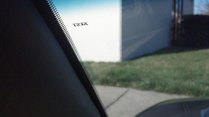 Các vạch đen trên kính xe hơi được gọi là "glass frit" và về cơ bản phục vụ hai mục đích. Đầu tiên, nó cung cấp một bề mặt kết dính cho chất kết dính, giúp kết dính kính với khung xe. Và ở bên ngoài kính, nó có thể bảo vệ lớp keo khỏi tia UV và che phủ mọi chất kết dính khó coi. Những điểm này khiến cho chiếc xe chỉn chu hơn (Ảnh: Bored Panda)