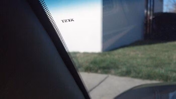 Các vạch đen trên kính xe hơi được gọi là "glass frit" và về cơ bản phục vụ hai mục đích. Đầu tiên, nó cung cấp một bề mặt kết dính cho chất kết dính, giúp kết dính kính với khung xe. Và ở bên ngoài kính, nó có thể bảo vệ lớp keo khỏi tia UV và che phủ mọi chất kết dính khó coi. Những điểm này khiến cho chiếc xe chỉn chu hơn (Ảnh: Bored Panda)