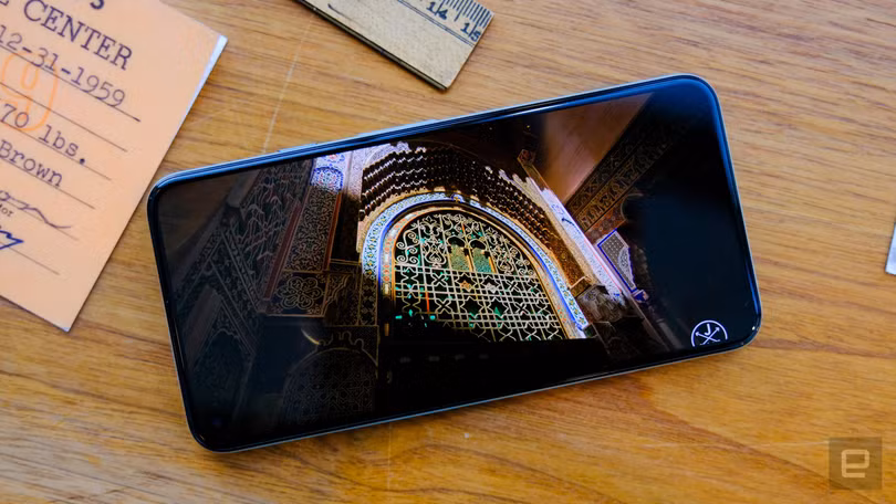 Màn hình của Google Pixel 5 (Ảnh: Engadget)