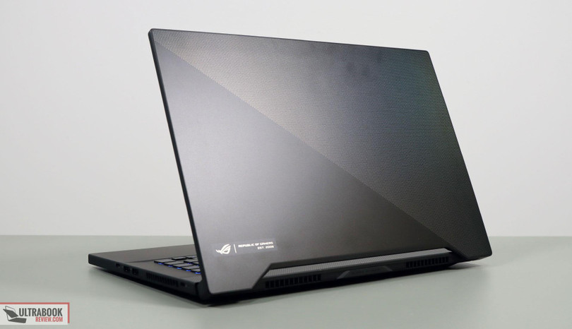 Phần mặt lưng của máy rất dễ bám mồ hôi và dấu vân tay (Ảnh: Ultrabook Review)