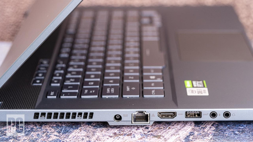 Máy có đầy đủ các cổng kết nối (Ảnh: PC Mag)