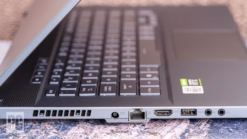 Máy có đầy đủ các cổng kết nối (Ảnh: PC Mag) Máy có đầy đủ các cổng kết nối (Ảnh: PC Mag)