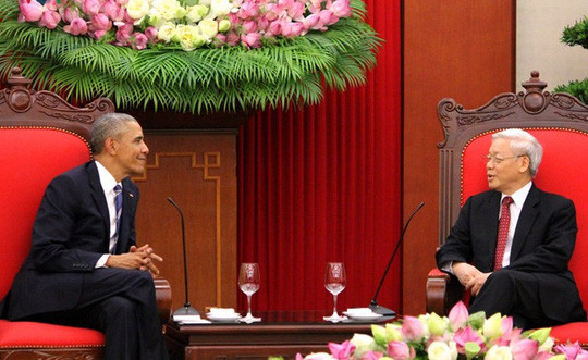 Tổng thống Obama đến chào Tổng Bí thư Nguyễn Phú Trọng. Ảnh: VOV