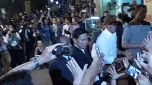 Hình ảnh từ video cho thấy nhà lãnh đạo Mỹ đang cởi nhẫn bỏ túi trước khi bắt tay thêm với người dân Việt Nam.