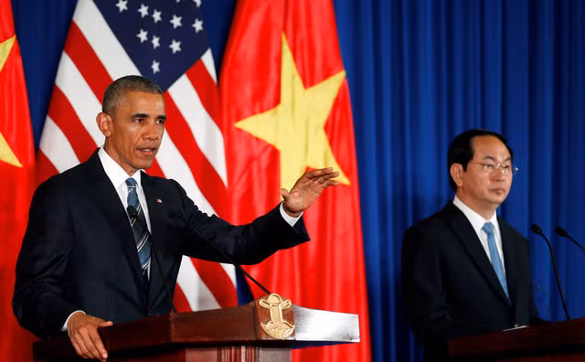 Tổng thống Obama tuyên bố gỡ bỏ hoàn toàn lệnh cấm bán vũ khí cho Việt Nam trong cuộc hội đàm Chủ tịch nước Việt Nam Trần Đại Quang ở Hà Nội.