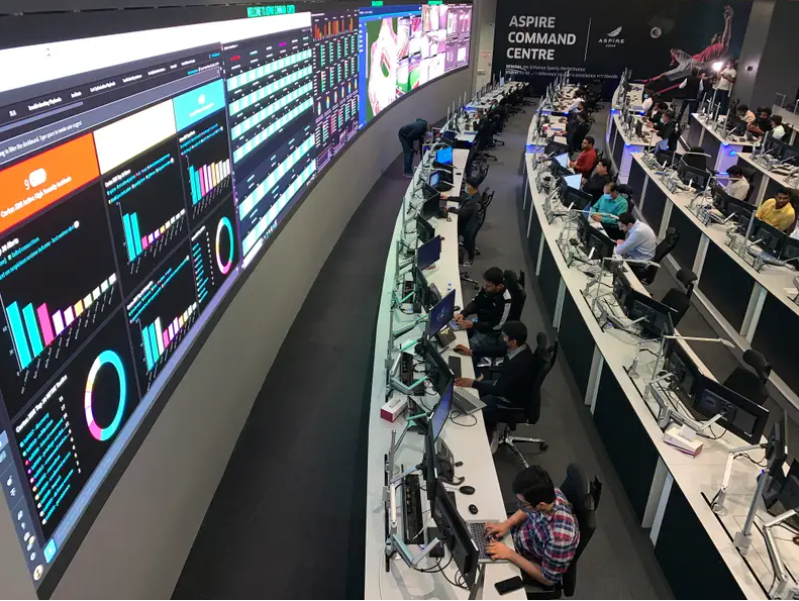 Kỹ thuật viên làm việc trong trung tâm chỉ huy, nơi sẽ là trung tâm của các hoạt động World Cup ở Doha, Qatar (Ảnh: Insider)