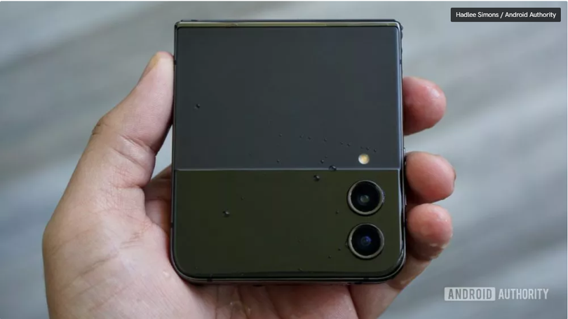 Smartphone màn hình gập rất dễ bám bụi (Ảnh: Android Authority) Smartphone màn hình gập rất dễ bám bụi (Ảnh: Android Authority)