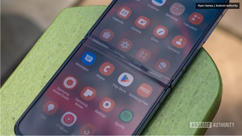 Phần nếp gấp hiện rõ trên màn hình (Ảnh: Android Authority) Phần nếp gấp hiện rõ trên màn hình (Ảnh: Android Authority)