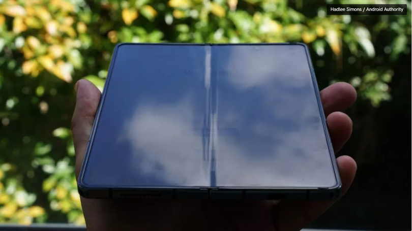 Màn hình gập trông rất mỏng manh (Ảnh: Android Authority) Màn hình gập trông rất mỏng manh (Ảnh: Android Authority)