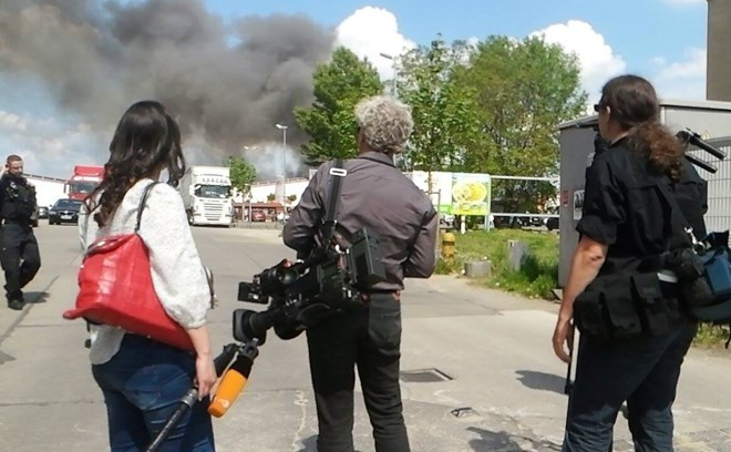 Nhiều phóng viên địa phương cũng có mặt để đưa tin (Ảnh: Trần Mạnh Hùng)