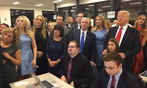 Donald Trump theo dõi kết quả bầu cử cùng gia đình và các trợ lý. Ảnh: Telegraph.