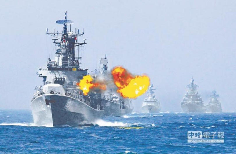 Tàu khu trục Cáp Nhĩ Tân số hiệu 112 Type 052 bắn mục tiêu trong cuộc tập trận chung Trung-Nga ở biển Hoa Đông vào năm 2014. Ảnh: Chinatimes.