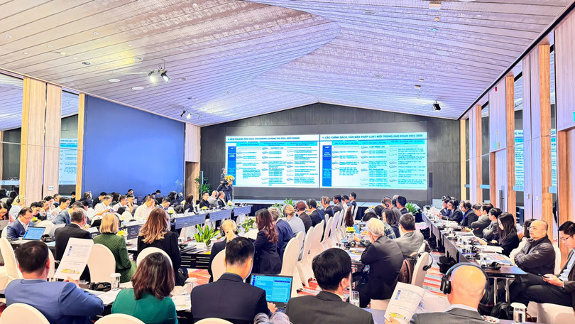 Ông Trịnh Quốc Vũ trình bày báo cáo tại Hội thảo “Tình hình phát triển ngành điện Việt Nam 2024 – 2025. Ảnh: Quỳnh An.