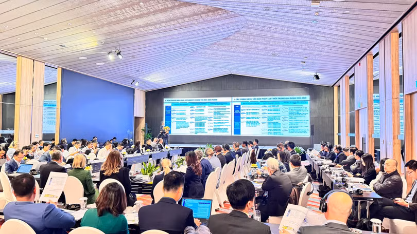 Ông Trịnh Quốc Vũ trình bày báo cáo tại Hội thảo “Tình hình phát triển ngành điện Việt Nam 2024 – 2025. Ảnh: Quỳnh An.