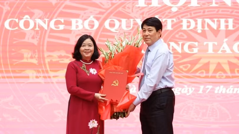 Bà Bùi Thị Minh Hoài, tân Bí thư Thành ủy Hà Nội (trái) nhận hoa chúc mừng từ Thường trực Ban Bí thư Lương Cường. Ảnh: Thanh Hải.