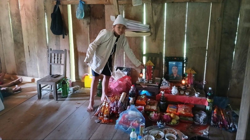 Hoàng Văn An bên ban thờ của bố mẹ.