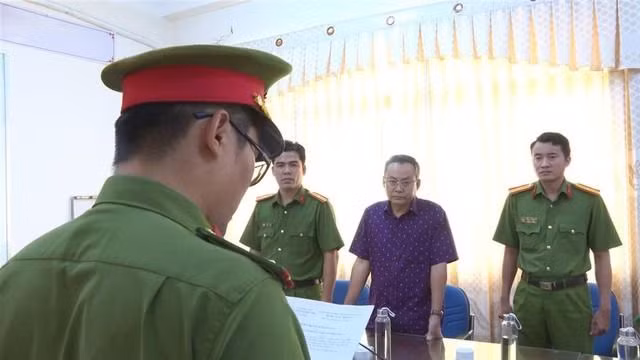 Cơ quan Cảnh sát điều tra Công an tỉnh Bạc Liêu tống đạt Quyết định và Lệnh đối với Huỳnh Thanh Phong.