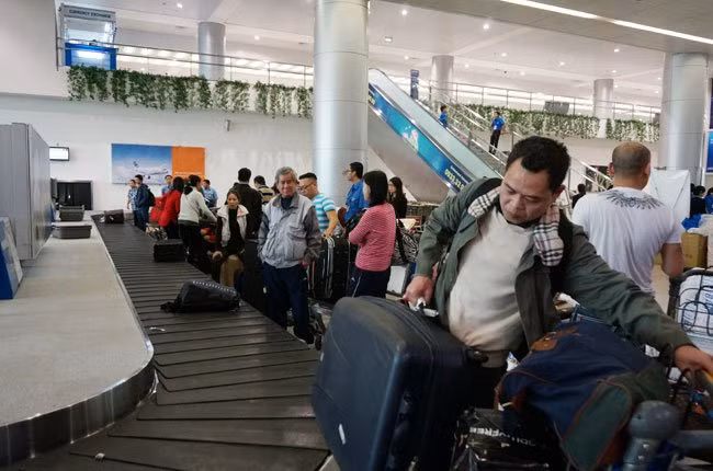 Hành khách nhận hành lý tại Sân bay Quốc tế Tân Sơn Nhất