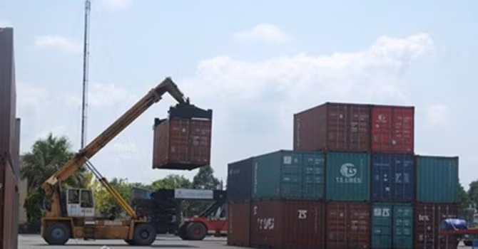 Bóc mẽ hàng loạt phụ phí vô lý