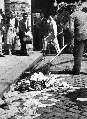 Tiền Hungary được bỏ đầy trên các đường phố chính không ai buồn nhặt