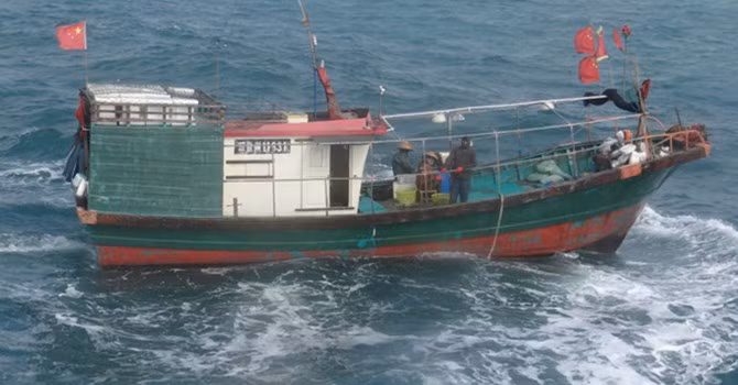 Tàu cá mang cờ Trung Quốc phải rời khỏi vùng biển chủ quyền Việt Nam (ảnh: canhsatbien.vn)