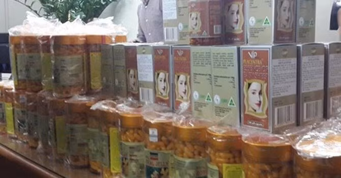 Một phần sản phẩm thực phẩm chức năng giả bị cảnh sát thu giữ.