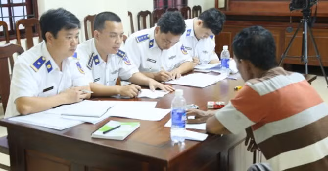 Cảnh sát biển Việt Nam đang lấy lời khai của một tên cướp biển