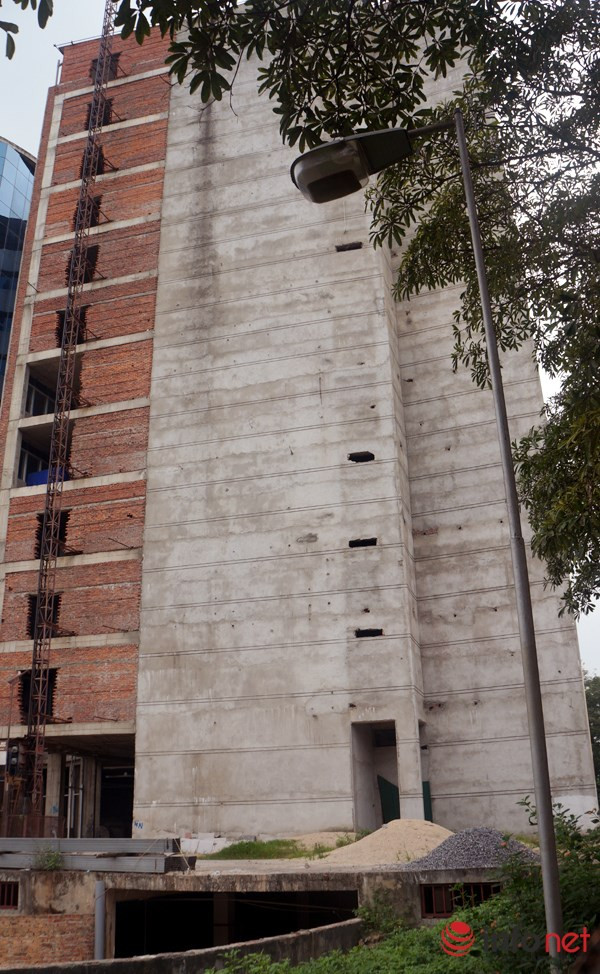 Mặt sau đang hoàn thiện thì bỏ dở nhiều năm nay. (Ảnh: Xuân Tùng)