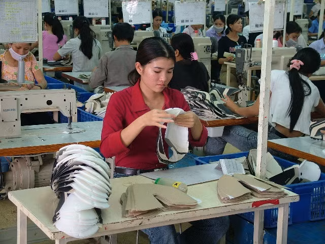 Sản xuất giày da xuất khẩu tại Cty giày Thánh Bình (Bình Phước)