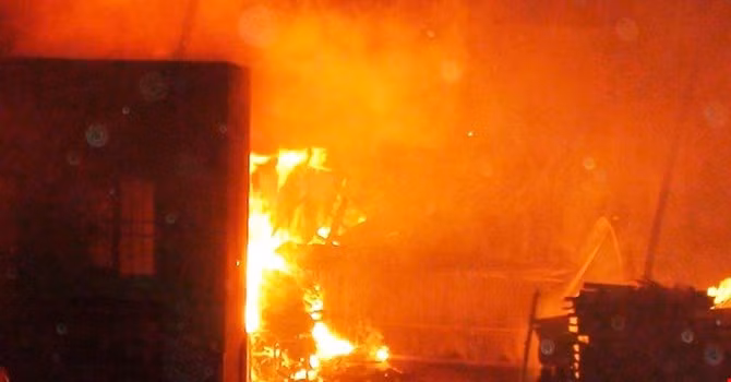 Công ty gỗ cháy dữ dội suốt nhiều giờ trong đêm