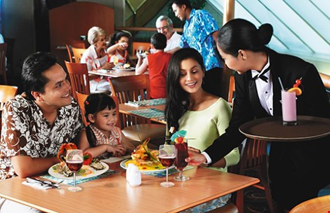 Nhiều vị trí quản lý trong nhà hàng, khách sạn phải thu hút người nước ngoài vì người Việt không đáp ứng tốt. Ảnh: TÚ UYÊN